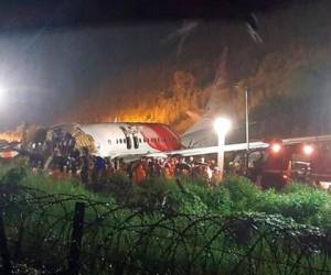 El vuelo de Air India Express que patinó en una pista mientras aterrizaba en el aeropuerto de Kozhikode, estado de Kerala, India, el viernes 7 de agosto de 2020. Foto: AP
