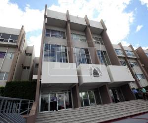 El procedimiento administrativo establece la notificación de las partes procesales involucradas tanto en los casos penales como en los civiles.
