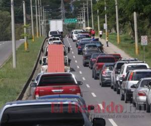 Centenares de personas hicieron fila en sus vehículos. Foto Johny Magallanes| EL HERALDO