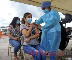 Las personas deben acudir a vacunarse contra el covid-19 para evitar ser hospitalizadas por complicaciones a causa del virus. Ahora los no vacunados están siendo hospitalizados y fallecen. Foto: Marvin Salgado/El Heraldo