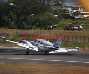 La avioneta en el momento en el que se comienza a inclinar hacia el ala derecha. (Fotos: David Romero / EL HERALDO)