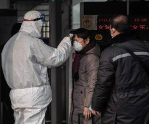 El número de víctimas mortales sumó 25 en 24 horas, mientras que los casos confirmados oficialmente pasaron de 2.000 a 2.744, incluido el de un bebé de nueve meses. AFP.