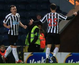El mediocampista inglés del Newcastle United Callum Roberts (L) celebra con el defensor inglés del Newcastle United Jamie Sterry luego de anotar su segundo gol durante la Copa de Inglaterra.