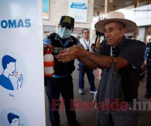 En los centros comerciales pusieron dispensadores de gel antibacterial para los visitantes. Fotos: Emilio Flores / EL HERALDO.