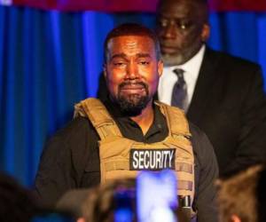 Vestido con un chaleco antibalas con la inscripción 'seguridad', Kanye West hizo un discurso incoherente durante un mitin reservado a invitados. Captura de pantalla.