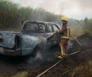 Los apagafuegos controlaron las llamas que consumieron el auto tipo pick-up; al lado estaba el cadáver del hombre.