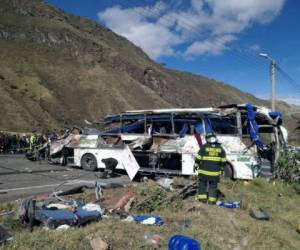 El autobús de matrícula colombiana chocó el martes con otro vehículo en la vía Pifo-Papallacta, unos 30 kilómetros al este de Quito, antes de estrellarse contra unas viviendas.