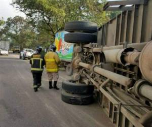 El camión quedó tirado a lo largo de la carretera CA-5. Foto: Internet