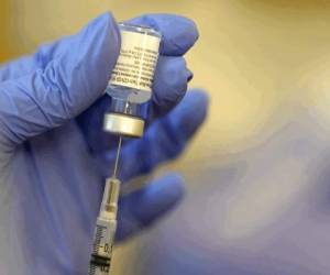Un farmaceuta prepara una jeringuilla de la vacuna de Pfizer y BioNTech para el COVID-19 el 8 de enero del 2021 en Queen Anne Healthcare, un centro de rehabilitación y cuidados en Seattle. (AP Foto/Ted S. Warren).
