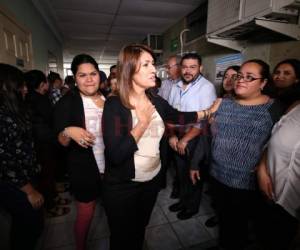 La ministra de Salud, Alba Consuelo Flores, se comprometió el miércoles a escuchar a los trabajadores de la institución y que presenten sus exigencias y propuestas para mejorar las condiciones laborales.