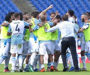 El técnico de Spal Leonardo Semplici celebra con sus jugadores tras la victoria ante Roma en la liga italiana. (Foto: AP)