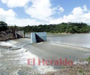 Los Laureles rebosó a su máxima capacidad (sin cortina inflable) y almacena 7.5 millones de metros cúbicos, que representan 71.46%. Foto: Alex Pérez/El Heraldo