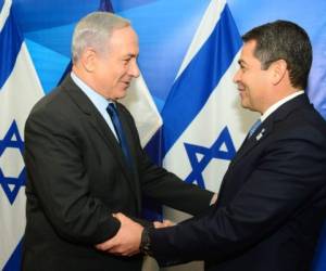 En esta fotografía de archivo, el presidente de Israel, Benjamín Netanyahu, saluda a su homólogo hondureño, Juan Orlando Hernández.