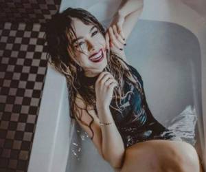 La artista mexicana posa en una bañera. Foto cortesía Instagram