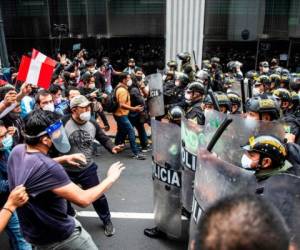 La organización humanitaria Amnistía Internacional exigió a las 'autoridades peruanas detener inmediatamente la represión de las manifestaciones y garantizar derechos de todas las personas'. Foto: AFP