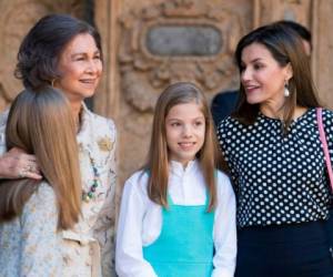 La Reina Letizia de España está de pie con sus hijas la Princesa Sofía y Leonor y la ex Reina Sofía, después de asistir a la tradicional Misa de Resurrección del Domingo de Resurrección de Pascua en Palma de Mallorca. Foto AFP
