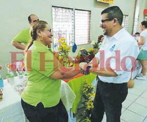 Contreras entrega un permiso a una microempresaria.