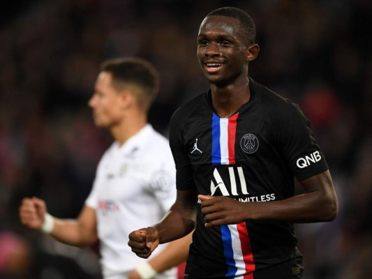 El defensor francés de Paris Saint-Germain, Tanguy Kouassi, reacciona durante el partido de fútbol francés L1 entre Paris Saint-Germain (PSG) y Montpellier Herault SC en el estadio Parc des Princes de París. Foto: Agencia AFP.