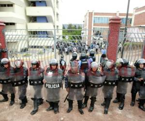 Policías ingresaron la mañana de este viernes a la UNAH para desalojar a un grupo de estudiantes que estuvo tres semanas en protesta, foto: Alejandro Amador.