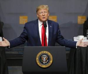 Por cuarta vez en la historia de Estados Unidos, la Cámara de Representantes inició una pesquisa de juicio político de un presidente. Varias comisiones de la Cámara de Representantes intentan determinar si el presidente Donald Trump violó el juramento que hizo al ocupar el puesto, al pedirle a Ucrania que investigara a su rival político Joe Biden y a su familia, y de que averiguara la participación de ese país en la elección presidencial de Estados Unidos de 2016. Fotos: AP.