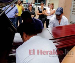 Familiares retiran de la morgue el cuerpo de Mario Torres. Foto Estalin Irías / EL HERALDO