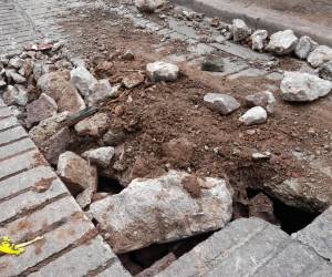 La magen muestra los daños que existen en Calle Las Damas en el casco histórico de la capital.