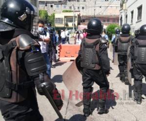 A las afueras de los Juzgados se encuentra un fuerte contingente militar para evitar enfrentamientos. Foto: Estalin Irías/EL HERALDO