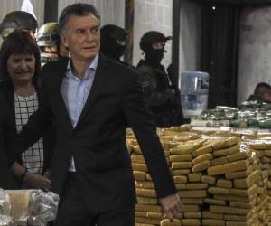 La encuesta del Centro de Estudios de Opinión Pública reveló que el 37,7% de los encuestados tiene una imagen positiva sobre Macri y un 62,7%, negativa, seis meses después de que la coalición de gobierno Cambiemos se impusiera en las legislativas. (Foto: AFP)