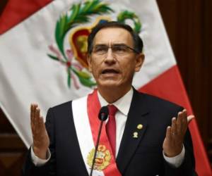 Vizcarra advirtió el domingo que si el Congreso frena sus reformas políticas y judiciales, planteará la llamada 'cuestión de confianza'. Foto: AFP
