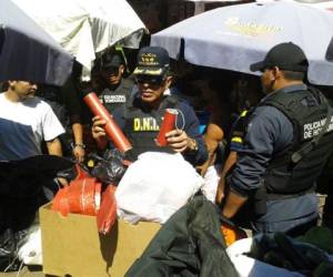 Productos elaborados con pólvora fueron decomisados por la Policía de Honduras en en los mercados de Comayagüela. (Foto: Wilfredo Alvarado)