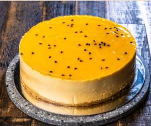Cheesecake de maracuyá, una receta que no requiere horneado y destaca por el sabor fresco y ligeramente ácido del maracuyá, ideal para los días cálidos.