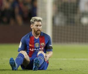 Leo Messi no pudo finalizar el juego ante el Atlético de Madrid por una lesión que lo alejará de las canchas por tres semanas (Foto: AP)