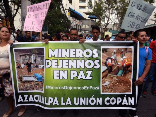 Los residentes de Azacualpa, departamento de Copen en Honduras, sostienen una pancarta que dice 'Los mineros nos dejan en paz' durante una protesta contra las concesiones mineras en Tegucigalpa. Agencia AFP.