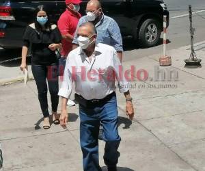 Momento en que Porfirio Lobo llegaba a las instalaciones del Ministerio Público. Foto: EL HERALDO