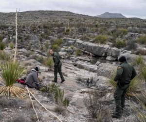 Los agentes fronterizos localizaron y ayudaron a un hombre que llevaba tres días en el desierto por una lesión en la rodilla que le impedía caminar. Foto: AFP
