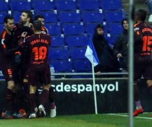 Gerard Piqué junto a sus compañeros del Barça celebrando el gol ante el Espanyol. (AFP)