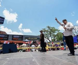 '¡Imperialistas, oligarcas, a este pueblo no lo asusta nadie! Este pueblo tiene un presidente y un gobierno que lo protege', lanzó en medio de aplausos, y añadió que pedirá una orden de captura internacional contra los dueños y accionistas. (Foto: AFP)