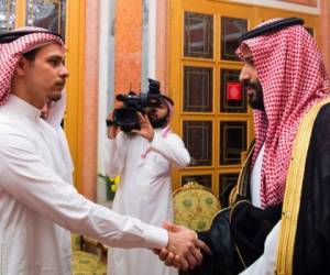 En esta foto publicada por la Agencia de Prensa Saudí, el príncipe heredero de la corona saudita Mohammed bin Salman, a la derecha, saluda a Salah Khashoggi, hijo de Jamal Khashoggi, en Riyadh, Arabia Saudita, el 23 de octubre de 2018. La reunión se produjo días después. Arabia Saudita reconoció que Jamal Khashoggi fue asesinado en el consulado de Arabia Saudita en Estambul, Turquía, en lo que afirmaron fue una 'pelea a puñetazos'. (Agencia de prensa saudita a través de AP)
