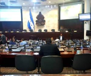 Transcurrieron cuatro horas de retraso y los congresistas de las fuerzas políticas de oposición decidieron abandonar el hemiciclo. Foto CN