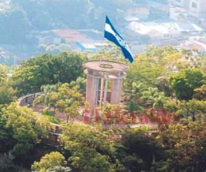 El cerro Juana Laínez se ha convertido en uno de los principales destinos de los capitalinos, ya que pueden ejercitarse en los senderos que están entre los árboles, más la bella vista que tiene de la ciudad. Foto: El Heraldo