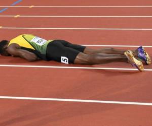 Usain Bolt no tuvo la mejor de las despedidas. En la última carrera de su vida como atleta, la final del relevo 4x100 metros del Mundial-2017, terminó en el suelo, lesionado y sin medalla. (AFP)