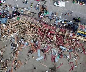 Varias imágenes que circulan por redes sociales muestran el colapso del palco de manera en la arena de la corrida de toros.