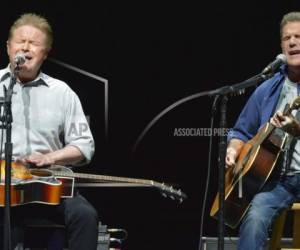En esta foto del 15 de enero del 2014, Don Henley, a la izquierda, y Glenn Frey, de los Eagles, durante un concierto de la gira 'History of the Eagles' en el Forum de Los Angeles. (Foto: AP)