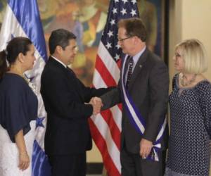 James Nealon al momento de recibir el reconocimiento por parte del presidente Juan Orlando Hernández en Casa de Gobierno.