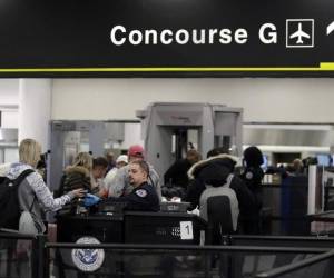 Un funcionario de la Administración de Seguridad del Transporte trabaja en la entrada de Concourse G en el Aeropuerto Internacional de Miami, el viernes 11 de enero de 2019. (Foto AP / Lynne Sladky)