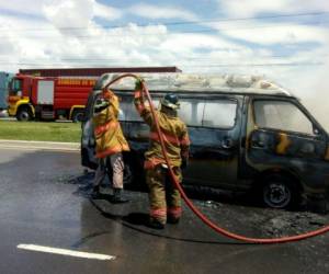 Así quedó el microbús tras el incendio en Amarateca. Foto: EL HERALDO