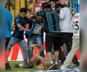 Así fue el doloroso momento en que el adulto mayor fue golpeado por un grupo de aficionados del Querétaro.