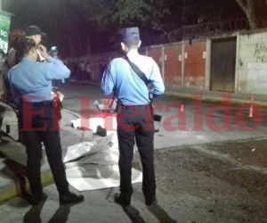 Dos miembros de la Policía Nacional custodian la escena del crimen a la espera de los entes de investigación.