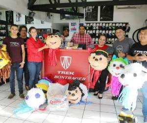 Los ejecutivos de Yourbike se mostraron felices al momento de realizar la entrega del donativo con el fin de festejar el Día del Niño con los pequeños de escasos recursos.