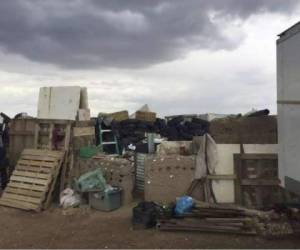 En esta fotografía del 3 de agosto de 2018 proporcionada por el Departamento de Policía del condado de Taos, en Nuevo México, se muestra un complejo donde 11 niños fueron hallados viviendo en condiciones deplorables. Foto AP